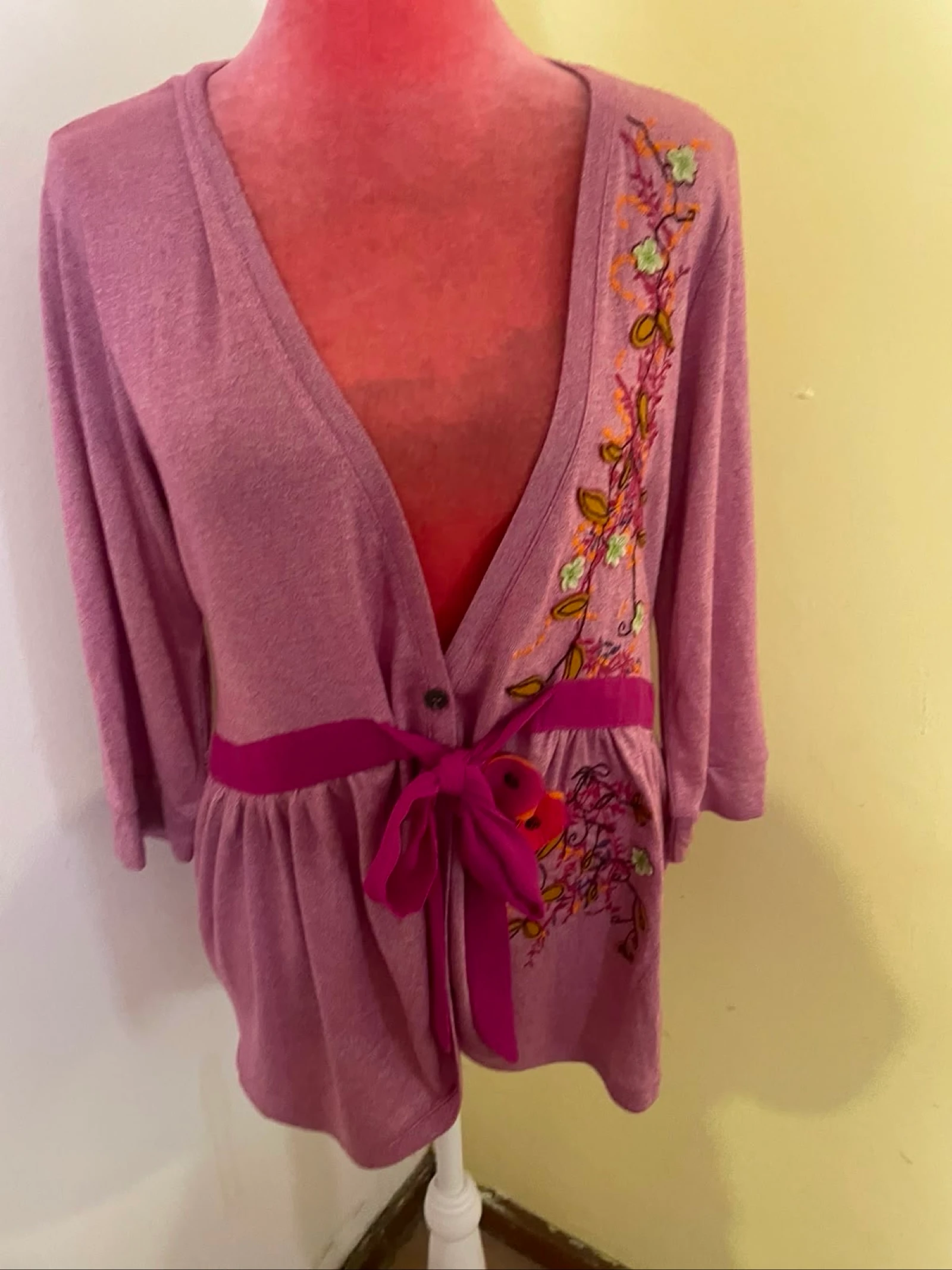 Cardigan Boho Rosa Lilás com Bordado Floral e Cinto Fúcsia  – photo 4